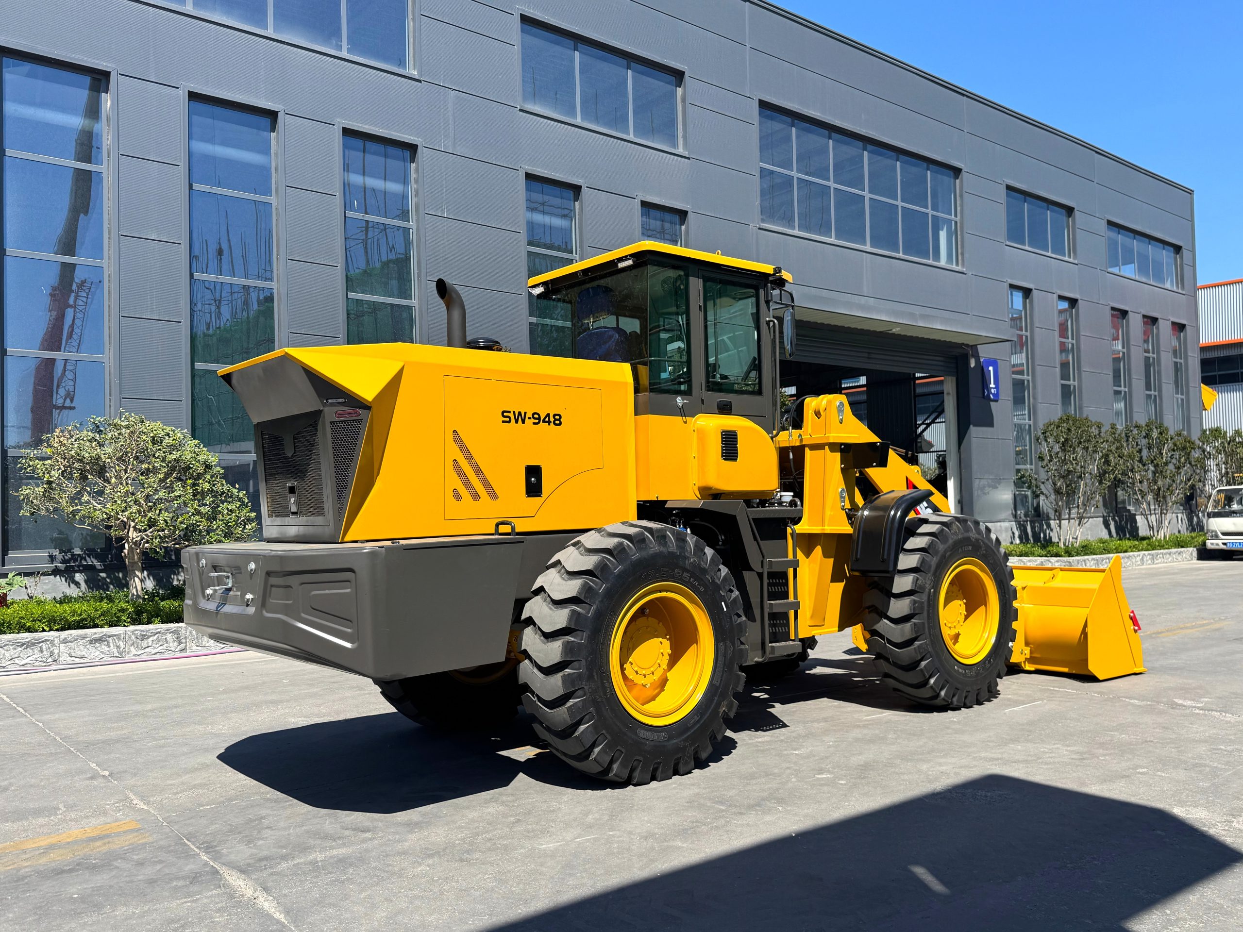 SW948 wheel loader 2.5 ton rated load with a hydraulic pilot