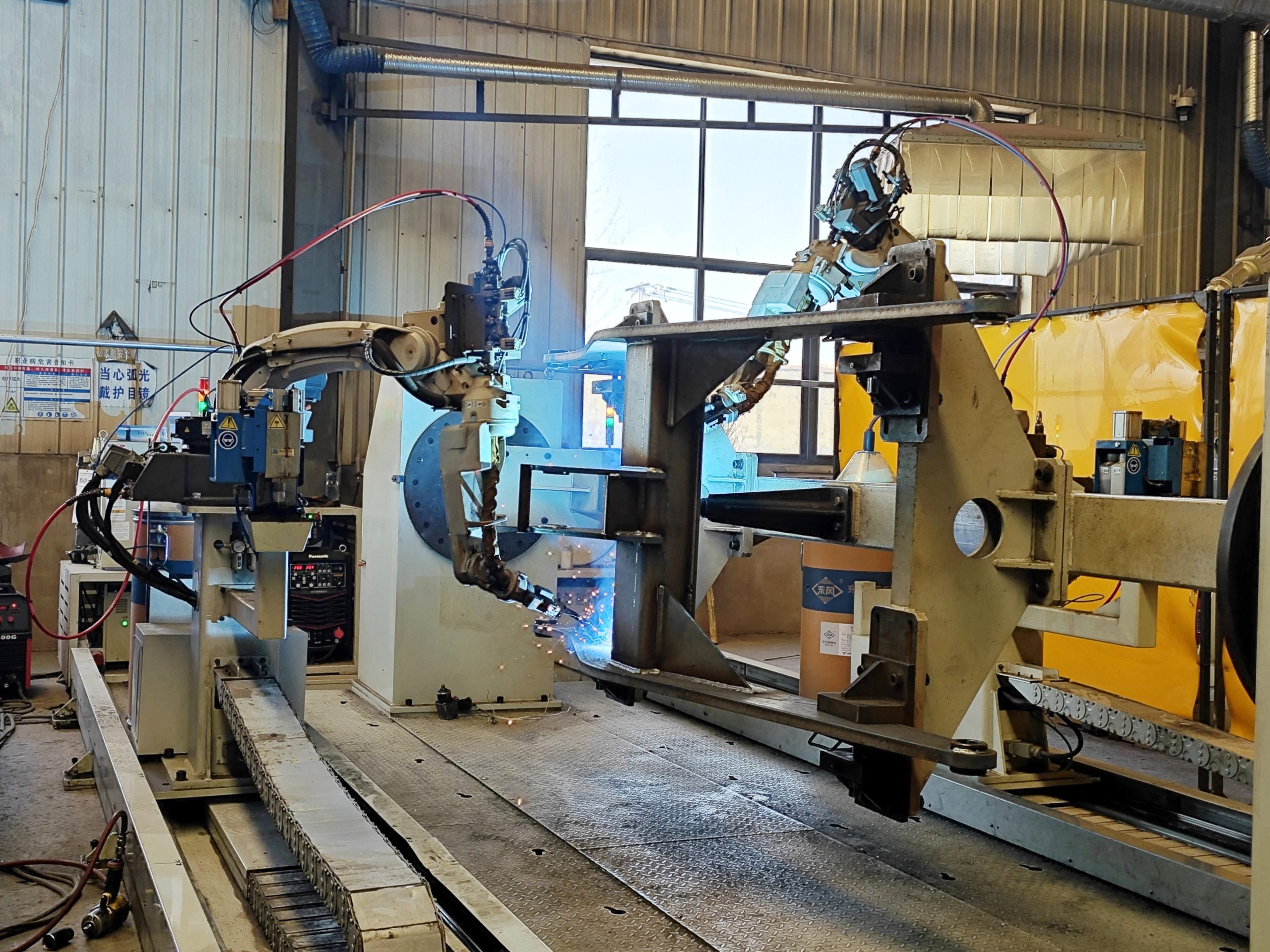 About Us-EN Robots weld chassis at Sovol workshop.