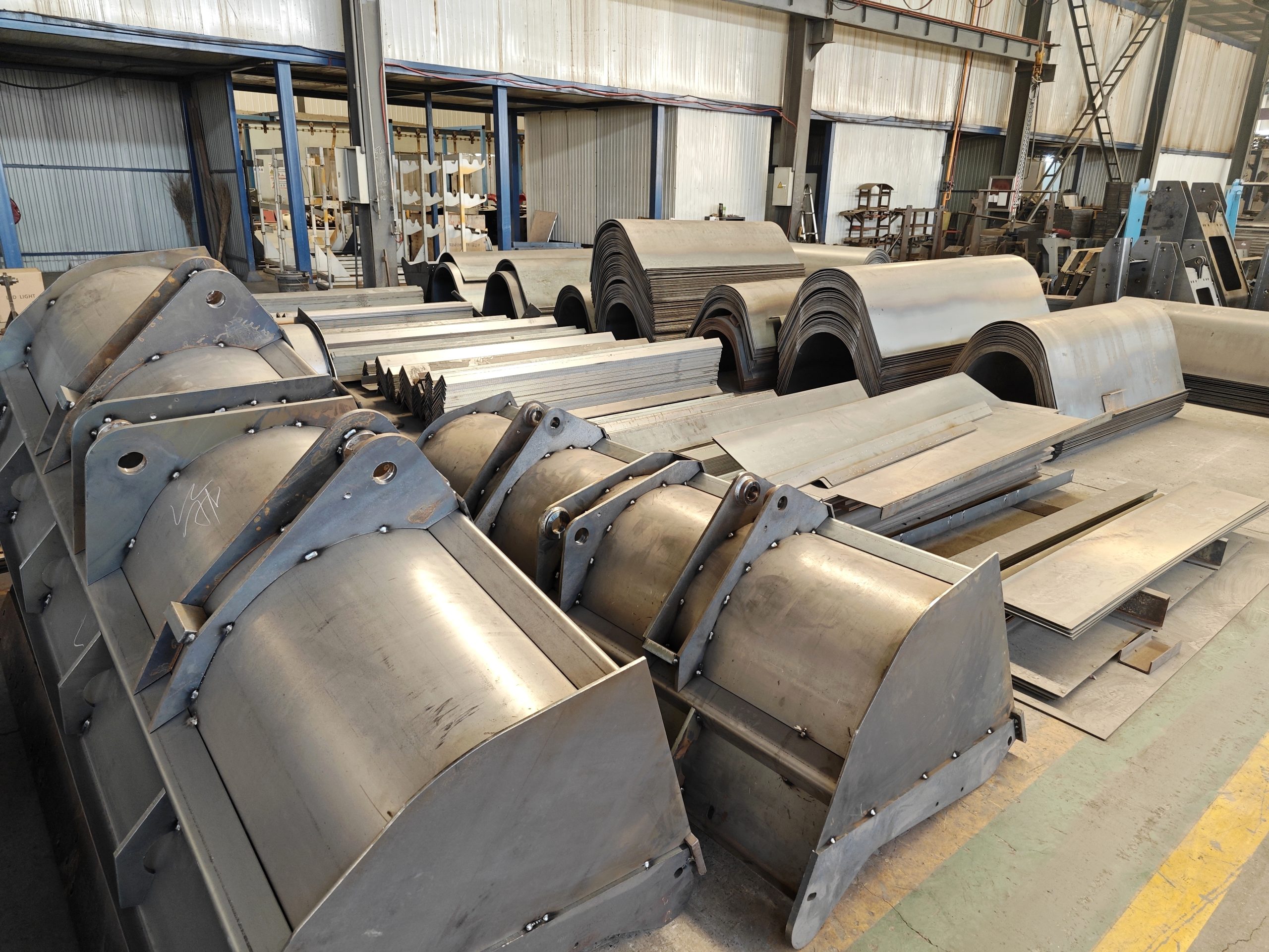 About Us-EN The wheel loader buckets waiting for the next process