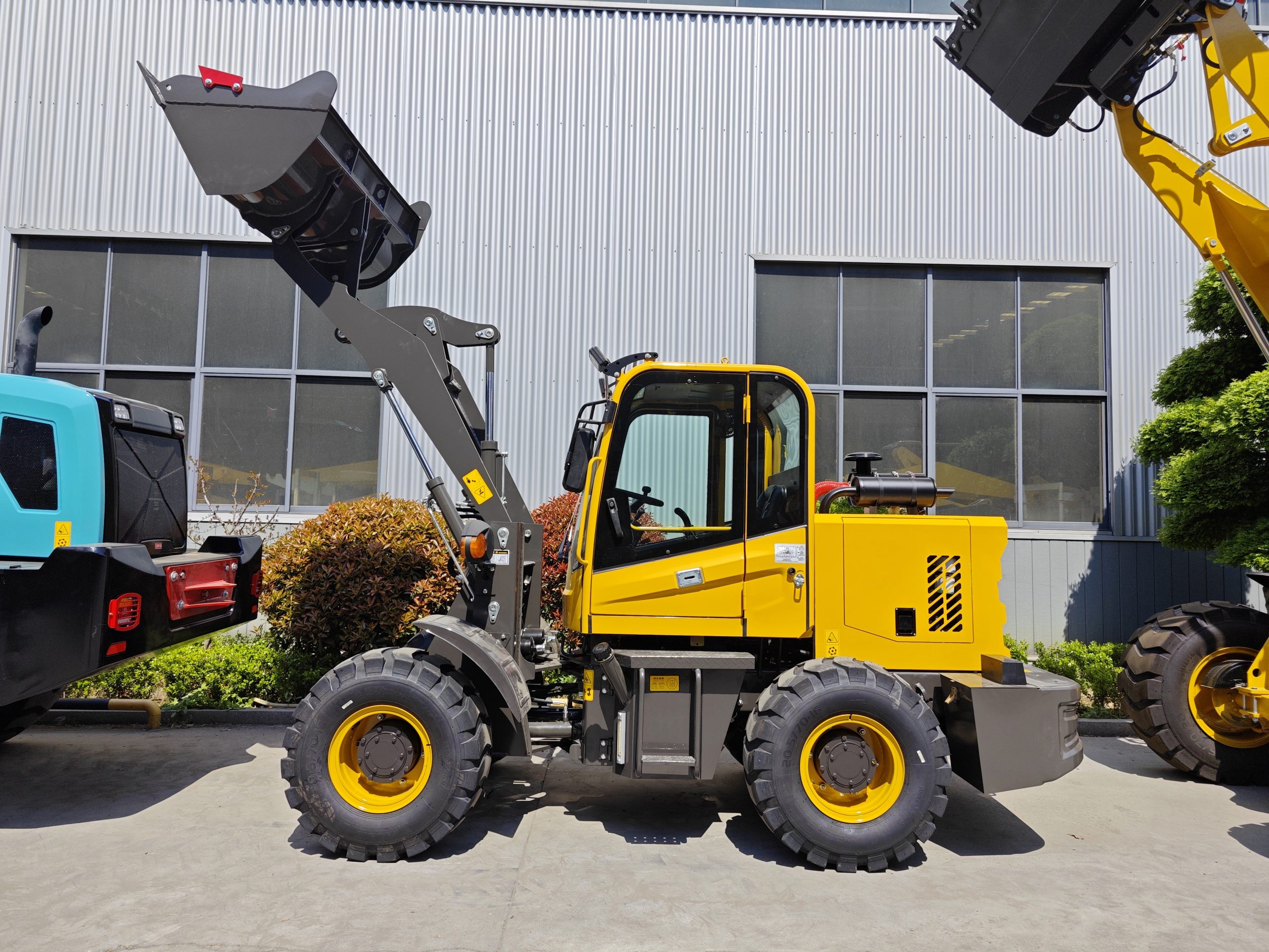 SW906 farm, yard, landscaping and light material handling wheel loader