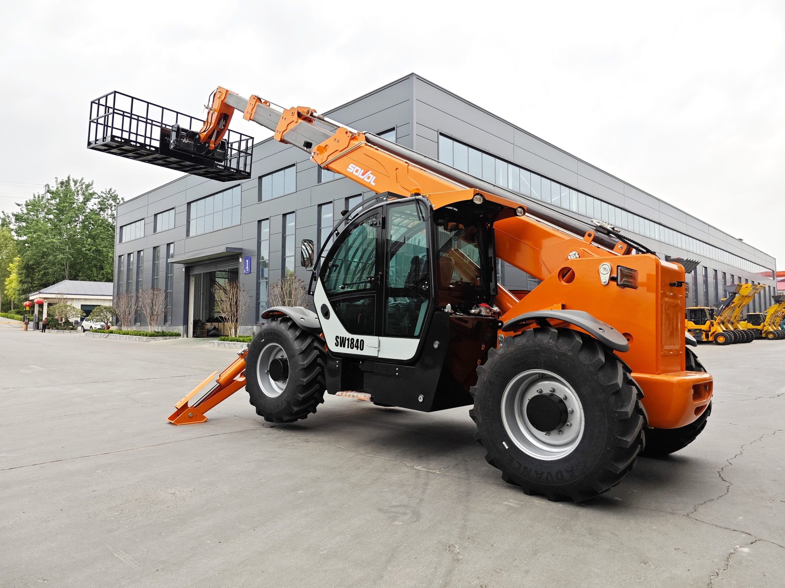 SW1840 18m 4 Ton Telehandler 18m 4 ton high-reach heavy-duty telehandler with outriggers for large construction, industrial lifting and project-based applications-left rear side
