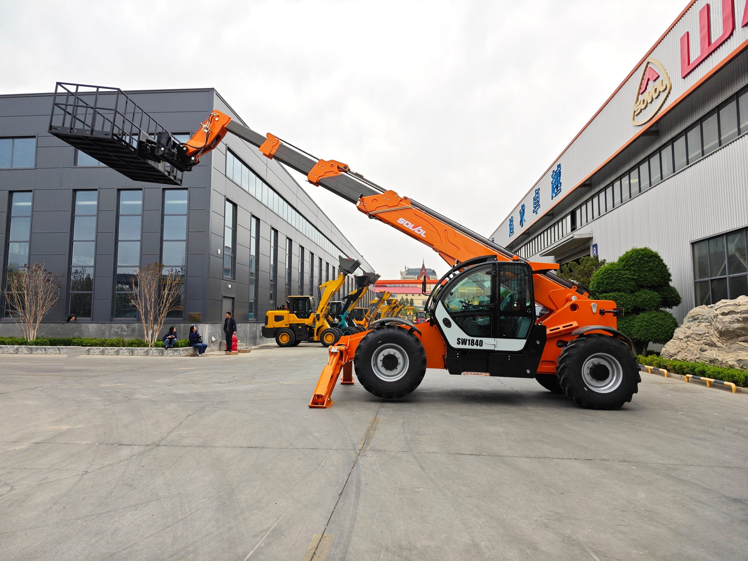 SW1840 18m 4 Ton Telehandler 18m 4 ton high-reach heavy-duty telehandler with outriggers for large construction, industrial lifting and project-based applications-left side