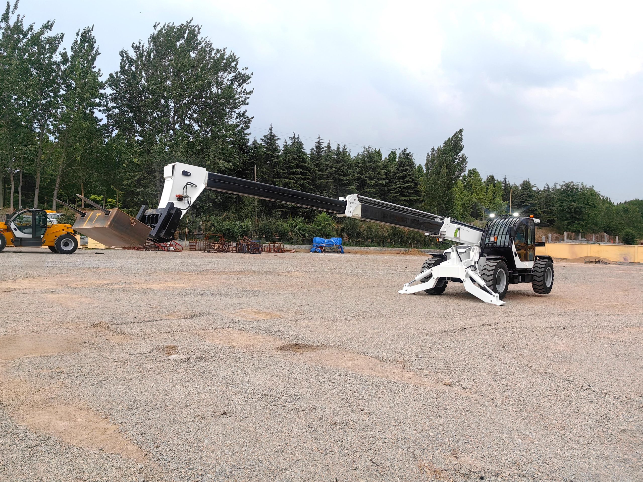 14m 4 ton heavy-duty telehandler with outriggers for construction, industrial lifting and infrastructure projects-left front side